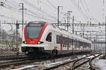 RABe 522 204, auf der S3, verlässt den Bahnhof Pratteln. Das abzweigende Gleis führt auf eine Strasse und in ein Industriegebiet, von wo aus auch diese Aufnahme am 23.01.2017 entstand. 