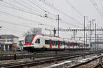 RABe 522 205, auf der S1, verlässt den Bahnhof Pratteln.