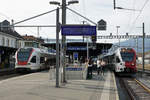 SBB/TPF: Zusammentreffen von Flirts der SBB mit RABe 523 022 (S 1 nach Lausanne) und der TPF mit RABe 527 197 (S 30 nach Fribourg) in Yverdon-les-Bains am 4.