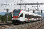 RABe 523 013, auf der S1, verlässt den Bahnhof Möhlin.