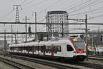 RABe 523 071, auf der S3, fährt zum Bahnhof Muttenz.