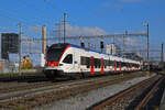 RABe 523 001, auf der S3, verlässt am 07.12.2022 den Bahnhof Pratteln.