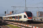 RABe 523 041, auf der S1, fährt am 02.01.2023 beim Bahnhof Muttenz ein.