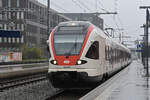 RABe 523 046, auf der S3, fährt am 20.10.2025 beim Bahnhof Muttenz ein.