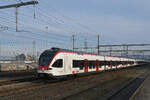 RABe 523 073, auf der S1, fährt am 17.01.2026 beim Bahnhof Muttenz ein.