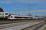 RABe 523 012, auf der S1, verlässt am 08.10.2025 den Bahnhof Kaiseraugst.