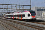 RABe 523 034, auf der S26, durchfährt am 09.03.2026 den Bahnhof Rupperswil.
