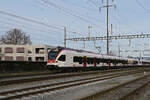 RABe 523 068, auf der S1, fährt am 13.11.2025 beim Bahnhof Kaiseraugst ein.
