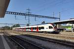 SBB Stadtbahnzug 523 002, S1 (17243) am 8. Oktober 2023 im Bahnhof Kaiseraugst.