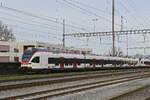 RABe 523 067, auf der S1, f�hrt am 13.11.2025 beim Bahnhof Kaiseraugst ein.