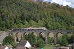 Dieses Jahr wurde der Wald schon fr�h herbstlich bunt.
Auf der alten Strecke �ber den Hauenstein verkehrt st�ndlich eine S-Bahnzug. Am 30.08.2026 f�hrt ausnahmsweise ein Flirt, sonst sind hier GTW unterwegs.
Die Strecke wurde 1858 er�ffnet, ist quasi ein Baudenkmal.