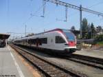 Der RABe 523 024 steht am 26.4.2011 in Payerne als S21 nach Lausanne.