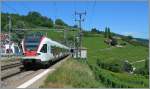 Der SBB Flirt 523 019 als S2 nach Vallorbe erreicht Grandvaux.