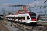 RABe 523 051 fährt beim Bahnhof Muttenz ein.