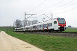 Der neue SBB Flirt 3 auf der Jurasüdfuss-Linie noch ein ungewohnter Anblick.