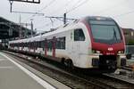 SBB Flirt TSI RABe 523 114 am 12.11.22 beim verlassen des Bahnhof Lausanne.