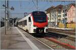 Ein SBB Flirt3 523.5 Mouette ist im S-Bahnverkehr unterwegs und verlässt Renens VD in Richtung Palézieux.