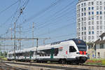 RABe 524 002, auf einer Dienstfahrt, verlässt den Bahnhof Pratteln.