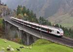 SBB Tilo RABe 524 110 durchquert im Bild die mittlere Meienreussbrücke Richtung Göschenen. Speziell bei diesem Bild, dass der  Kasten  statt der linken Fahrbahn, die rechte benutzte. Der Grund war vielleicht Bauarbeiten, irgendwo auf der Strecke. 
An diesen Tag waren es sehr deutlich viel weniger Fotografen entlang der Nordrampe, als am vergangenen Tag. Sonntag, 22. Oktober 2017 