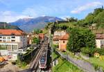 Zwei TILO FLIRT-Züge Serie 524 (vorn 524 104) verlassen Bellinzona als S10 nach Como in Italien.