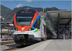 Der TILO RABe 524 204 (ETR 524 204) in seiner neuen, gefälligen TILO-Farbgebung als S10 nach Bellinzona beim Halt in Mendrisio.