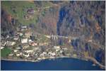 Regionalzug bei Walchwil am Zugersee, aufgenommen von der Rigi. (18.11.2015)