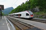 Seit Fahrplanwechsel verkehren auf den RE Neuchatel-Le Locle Flirt des Typs 524 und TRN Flirt. Im Bild steht der RABe 524 010 als RE 3971 im Wendebahnhof Chambrelien, 14.05.2016.

