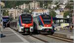 Ein Vergleich der TILO Flirt 524.3 und 524.0 in Locarno: Links im Bild der TILO RABe 524 308 (und ein weiterer) welche als RE80 auf die Abfahrt nach Milano Centrale warten, rechts der TILO RABe 524