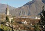 Ein SBB ETR 610 erreicht als EC 34 von Milano nach Genève Domodossola. Im Vordergrund die aus dem 11. Jahrhundert stammenden Kirche von San Quirico und die Strecke Domodossola - Novara (RFI 14), die sich hier von der Strecke nach Milano (RFI 23) entfernt. Etwa zwölf Kilometer südlich, bei Vogogna nähert sich die Strecke nach Novara wieder der Hauptstrecke und verläuft dann bis kurz nach Cuzzago parallel dazu wobei nur in Premosello ein Übergang von der einen zu andern Strecke möglich ist.
17. Dez. 2013 