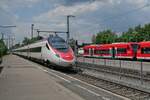 Auf der Fahrt von München nach Zürich passiert ECE 192 am 16.06.2023 den Bahnhof von Kißlegg auf Gleis 1. Auf Gleis 3 steht RB 53 / 17860 von Leutkirch zur Fahrt nach Aulendorf bereit.