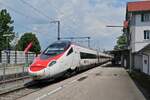 Auf der Fahrt von München nach Zürich passiert ECE 192 am 16.06.2023 den Bahnhof von Kißlegg