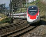 Ein ETR 610 auf dem Weg in den Sden.
Die Zoomaufnahme entstand vom Bahnsteig des Bahnhofes Veytaux-Chillon aus.
(29.03.2011)