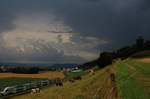 BLS Doppelstocktriebzug RABe 515  Mutz : Während sich ein schweres Gewitter von den Alpen her aufs Mittelland zubewegt, bewegt sich ein Triebzug  Mutz  auf die Station Kehrsatz Nord zu. 21.Juli 2017. 