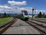 BLS - RE von Biel nach Lyss - Bern Triebzug RABe 515 022 bei der Durchfahrt im Bahnhof Busswil am 05.07.2020