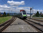 BLS - RE von Biel nach Lyss - Bern Triebzug RABe 515 022 bei der Durchfahrt im Bahnhof Busswil am 05.07.2020