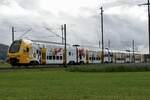 Der neue Hockeyzug RABe 515 008 der BLS mit der Partnerschaft der 4 Hockeyclubs im BLS Gebiet, auf der Überfuhr von Interlaken nach Brünnen Westside zur Einweihung am 11.11.23 bei Kiesen.