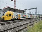 Der Hockeyzug RABe 515 008 am 10.5.26 beim Bahnhof Uetendorf abgestellt.