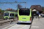 BAHNHOF SUMISWALD-GRÜNEN EINST UND JETZT.
Bern-Lötschberg-Simplon-Bahn/BLS.
Bahnhofimpression Sumiswald-Grünen mit Bahn und Bus am 18. April 2019.
Auf der Strecke Sumiswald-Wasen wurde der Personenverkehr am 29. Mai 1994 eingestellt.
Foto: Walter Ruetsch 