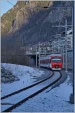  Schönes Wetter  im Winter bedeutet für die Bahnfotografie nicht selten Nebel im Flachland und Schatten in den Bergtälern; doch heute hatte ich mich (zum Glück) verschätzt, auch wenn dieses Bild des in Le Châble ausfahrenden RegionAlps RABe 525 041 als Regionalzug 26111 von Le Châble (ab 8:46) nach Martigny Eingangs aufgestellte Behauptung unterstreicht. 

9. Februar 2020