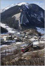 Ein Blick auf die zum Bahnhof von Sembrancher führenden Brücke mit einem TMR RABe 525 (Nina) auf der Fahrt von Le Châble nach Martigny.

9. Februar 2020