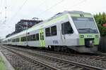BLS NINA RABe 525 006  Willisau  und RABe 525 037 als S5 nach Bern am 8.10.22 zwischen Brünnen Westside und Bümpliz Nord.