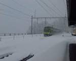 Eine NINA-Doppeltraktion der BLS fhrt im dichten Schneetreiben durch die unbesetzte Station Blausee-Mitholz an der BLS Nordrampe mit Ziel Bern, 21.02.09