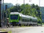 bls - 2 Triebzge Typ Nina RABe 525 unterwegs asl Regio nach Neuchatel im Bahnhof Gmmenen am 18.07.2010
