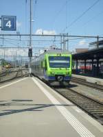 Hier fahren zwei vierteilige NINA des BLS als S1 nach Fribourg in den Bahnhof Thun am 21.5. ein. Der Lokfhrer hat die Zielanzeige bereits umgestellt.