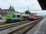 bls - Tefffen im Bahnhof Kerzers Regio nach Bern mit dem Triebwagen RABe 525 034-5 und einem Dienstzug mit dem ABt 936 an der Sptze am 29.08.2011