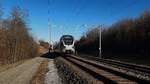 Ja, ich stehe noch auf dem Weg, der links im Bild erkennbar ist! Die Bahnlinie verläuft hier sehr nah am Wanderweg nach Mörschwil, weshalb ich diese Strecke für Bahnfotos ideal finde.
Der RABe 526 043  Churfirsten  hat das Steinachtobel soeben verlassen und wird in Kürze seinen nächsten Halt in Mörschwil einlegen. Er ist auf der Ringlinie S 4 unterwegs nach Sargans.

Mörschwil Obertobel, 21.02.2021 (Handybild)