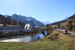 Die Bahn im Kanton Glarus: Bis ganz hinten im Tal (nach Linthal) fahren die Züge stündlich. Dazu kommt ein weiterer Zug nur bis Schwanden. Dieser Zug ist ein SOB-Flirt, der einen interessanten Dienst fährt ab Einsiedeln - Pfäffikon - dann über den Seedamm nach Rapperswil - weiter dem Obersee entlang nach Uznach - und von hier durch die Linth-Ebene nach Ziegelbrücke und ins Glarner Land. Im Bild hält SOB Flirt 526 043 in Mitlödi, zwischen Glarus und Schwanden. 28.Februar 2022   