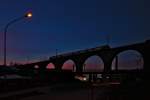 Unbekannt gebliebener SOB Flirt Triebzug überfährt am Abend des 8.3.2015 zur blauen Stunde das Eisenviadukt in Herisau.Bild 8.3.2015