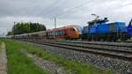Da reicht die Länge des Auszieh-/Stumpengleises des Stadler-Werkes in Erlen gerade so aus, dass der im Hintergrund zu sehende KISS der Westbahn noch rangieren kann. Nahezu Puffer an Puffer steht an der abgestellten Re 456 111-4 die Eea 936 133-8, die den RABe 526 205-0 der SOB am Haken hat (03.05.2019).