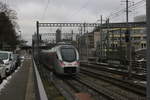 Nachschuss auf den Silberflirt der SOB, dem RABe 526 005, als er gerade in den Bahnhof St. Gallen HB einfuhr. Standpunkt: Strasse bei der Kirche St. Leonhard.
St. Gallen St. Leonhard, 13.12.2020 